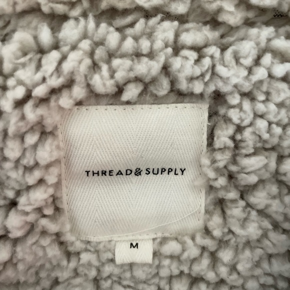 Thread and supply Sherpa pullover (size medium) - Picture 5 of 5
